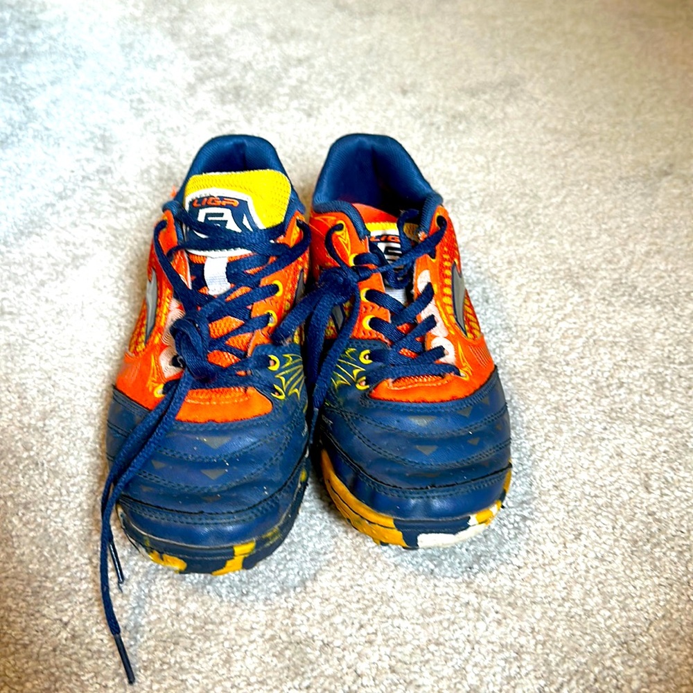 Youth Liga indoor soccer cleats size 5